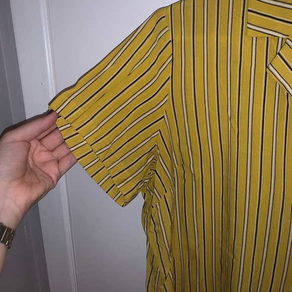 ⭐️HOST PICK⭐️ [M]👚F21 striped button up shirt - Picture 4 of 7